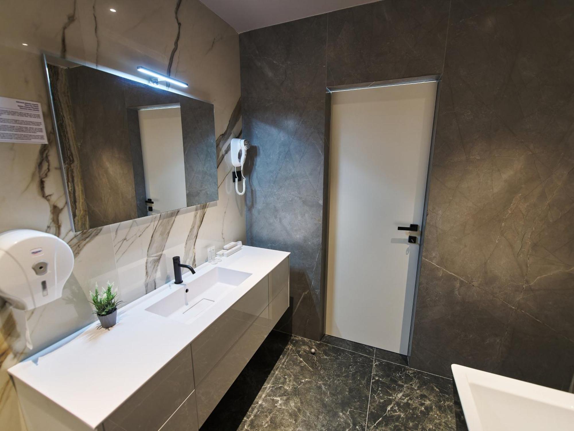 Hotel Emd Bacau Exterior photo