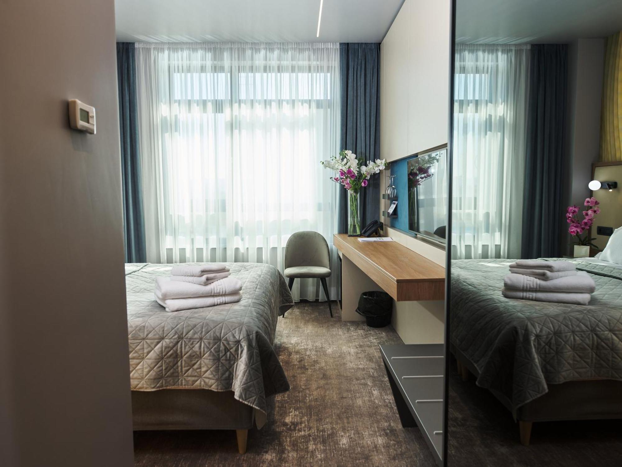 Hotel Emd Bacau Exterior photo